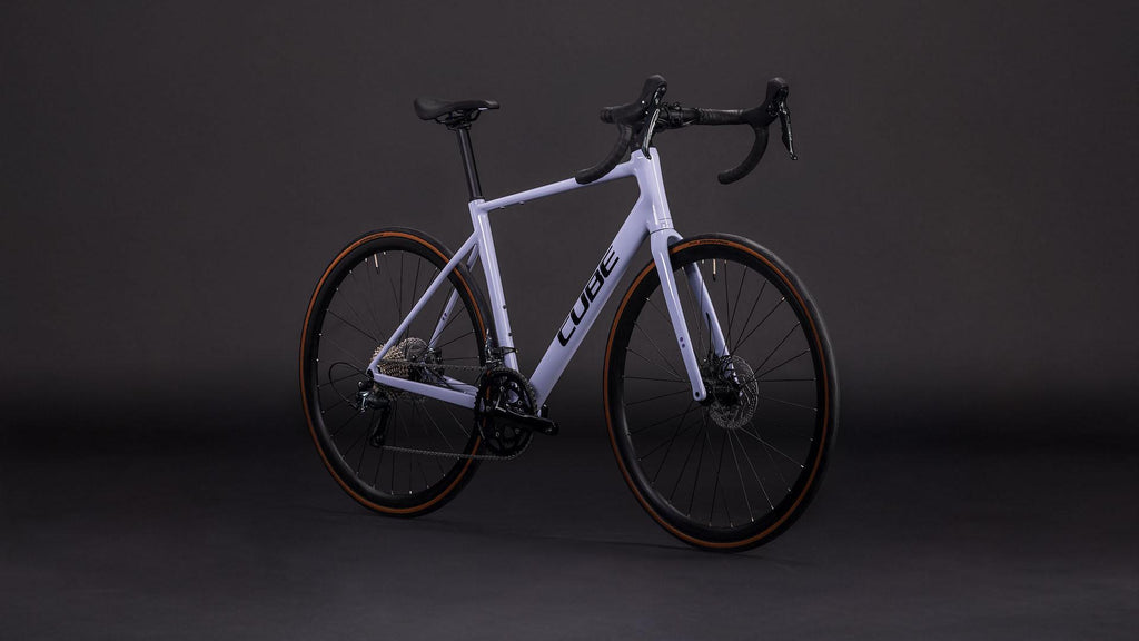 Vélo route Cube attain race cyclamen´n´black