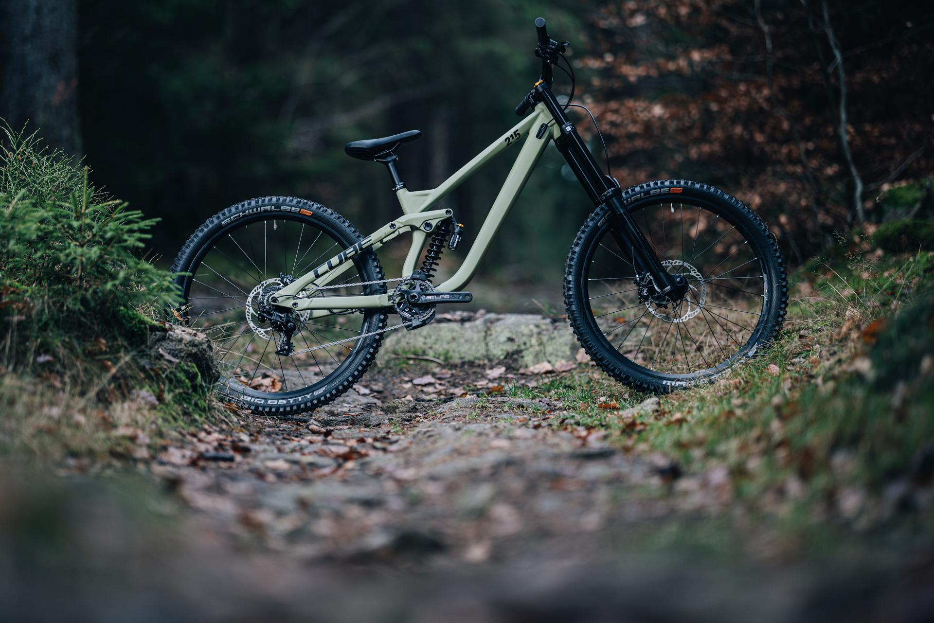 Vtt dh Cube two15 race 27.5 lightolive´n´black