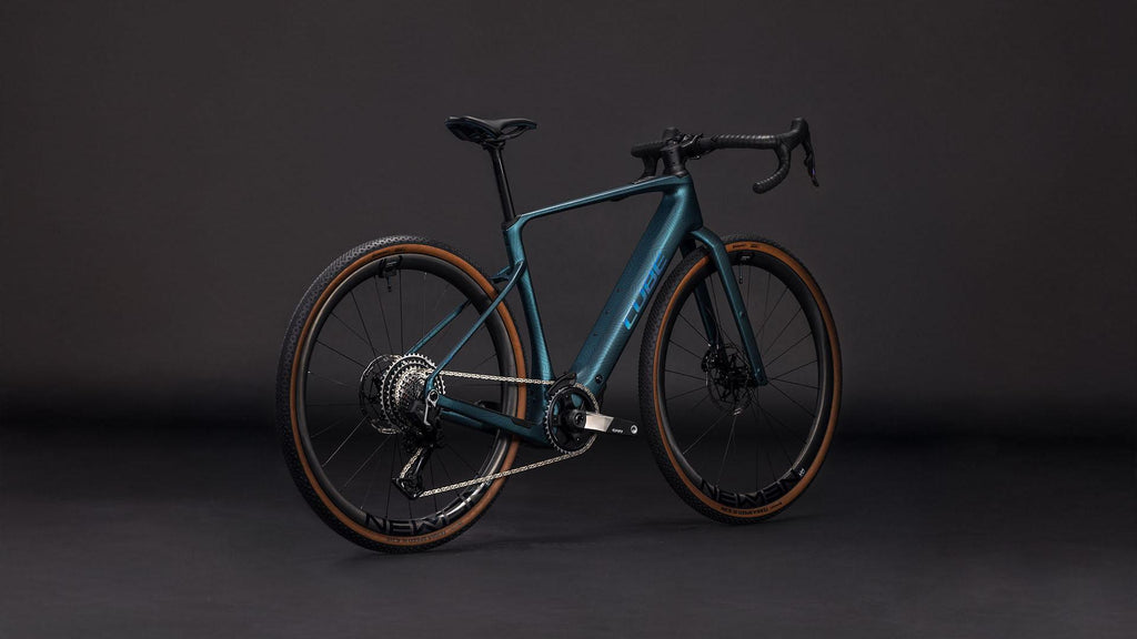 Vélo gravel électrique Cube nuroad hybrid c:62 slt 400x royalgreen´n´crisscross