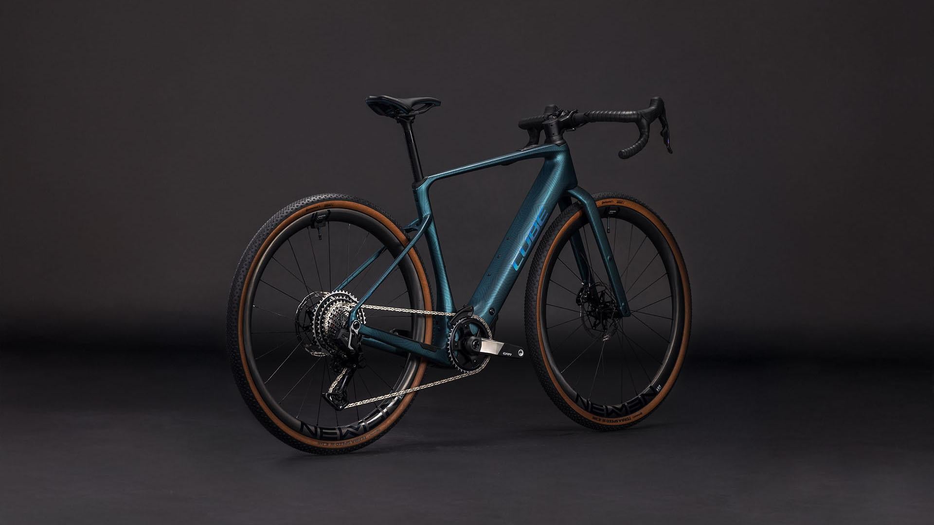 Vélo gravel électrique Cube nuroad hybrid c:62 slt 400x royalgreen´n´crisscross