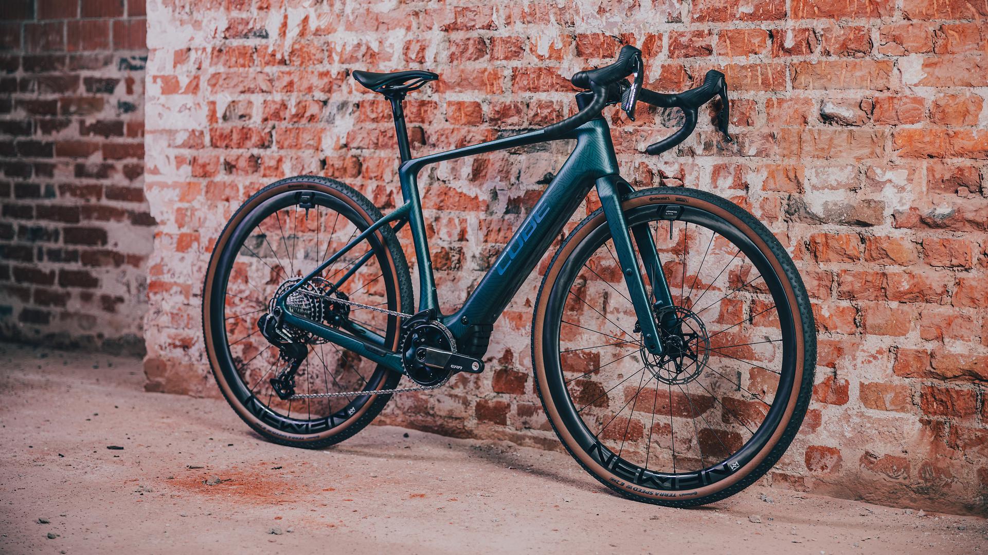 Vélo gravel électrique Cube nuroad hybrid c:62 slt 400x royalgreen´n´crisscross